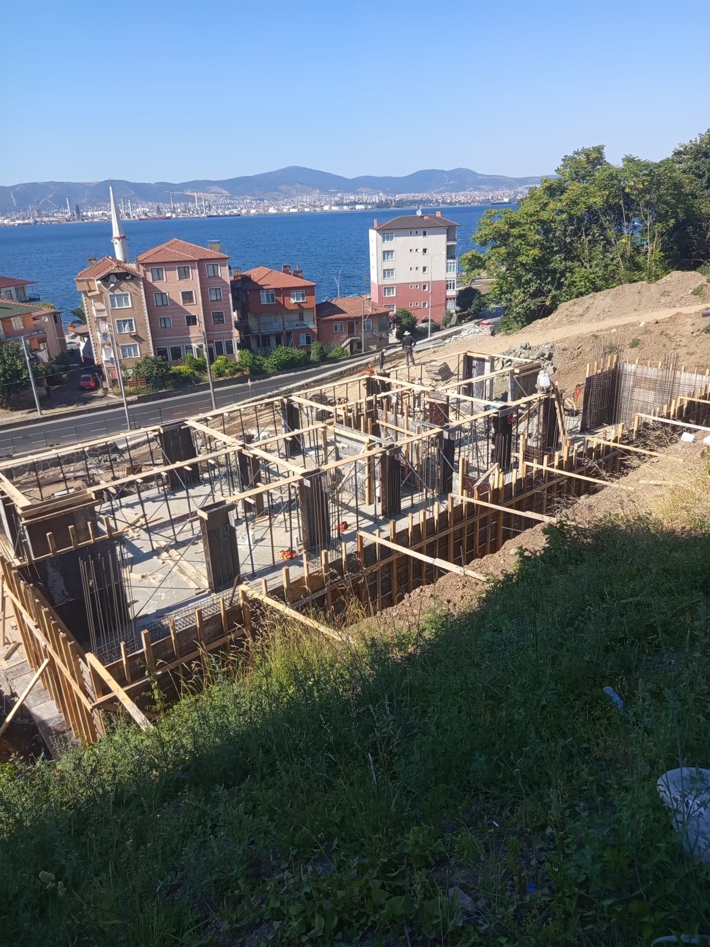 Prime Halıdere Konakları şantiyesi — temel kalıpları ve arkada Kocaeli Körfezi